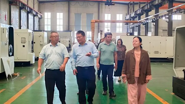 مشتریان خارج از کشور برای بازرسی در محل از کارخانه صنایع سنگین Qiansheng بازدید می کنند